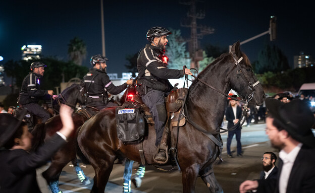 חרדים חוסמים את כביש 4 במחאה על מעצר עריק