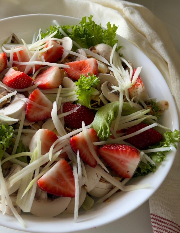 בול לעונה: סלט חסה ותותים