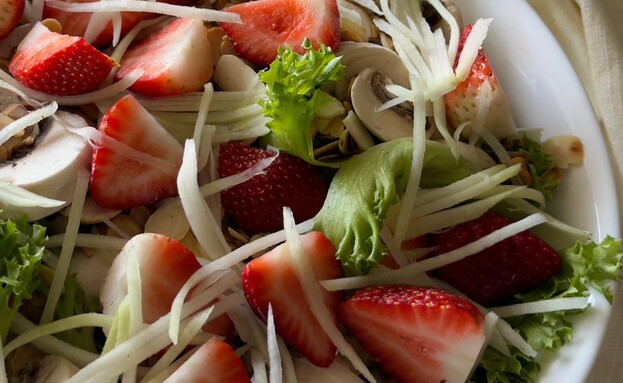 בול לעונה: סלט חסה ותותים