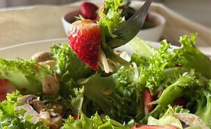 סלט חסה ותותים (צילום: חנושה (בת חן שמעיה), mako אוכל)