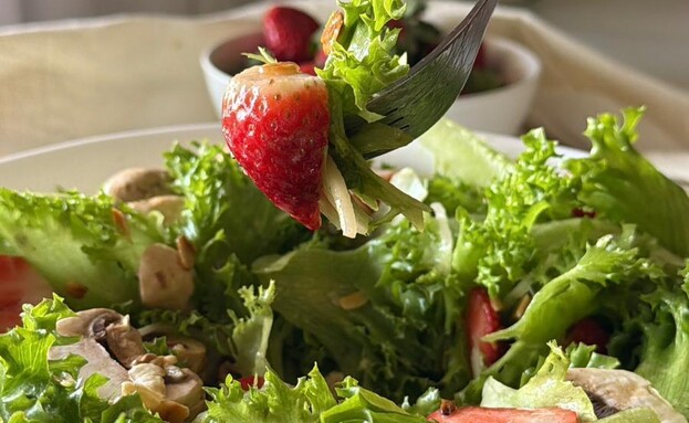 סלט חסה ותותים