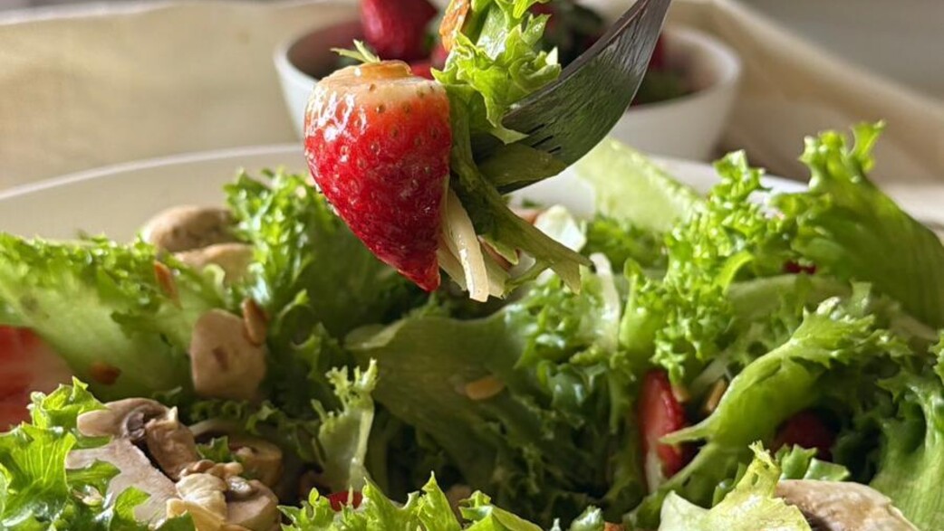 סלט חסה ותותים