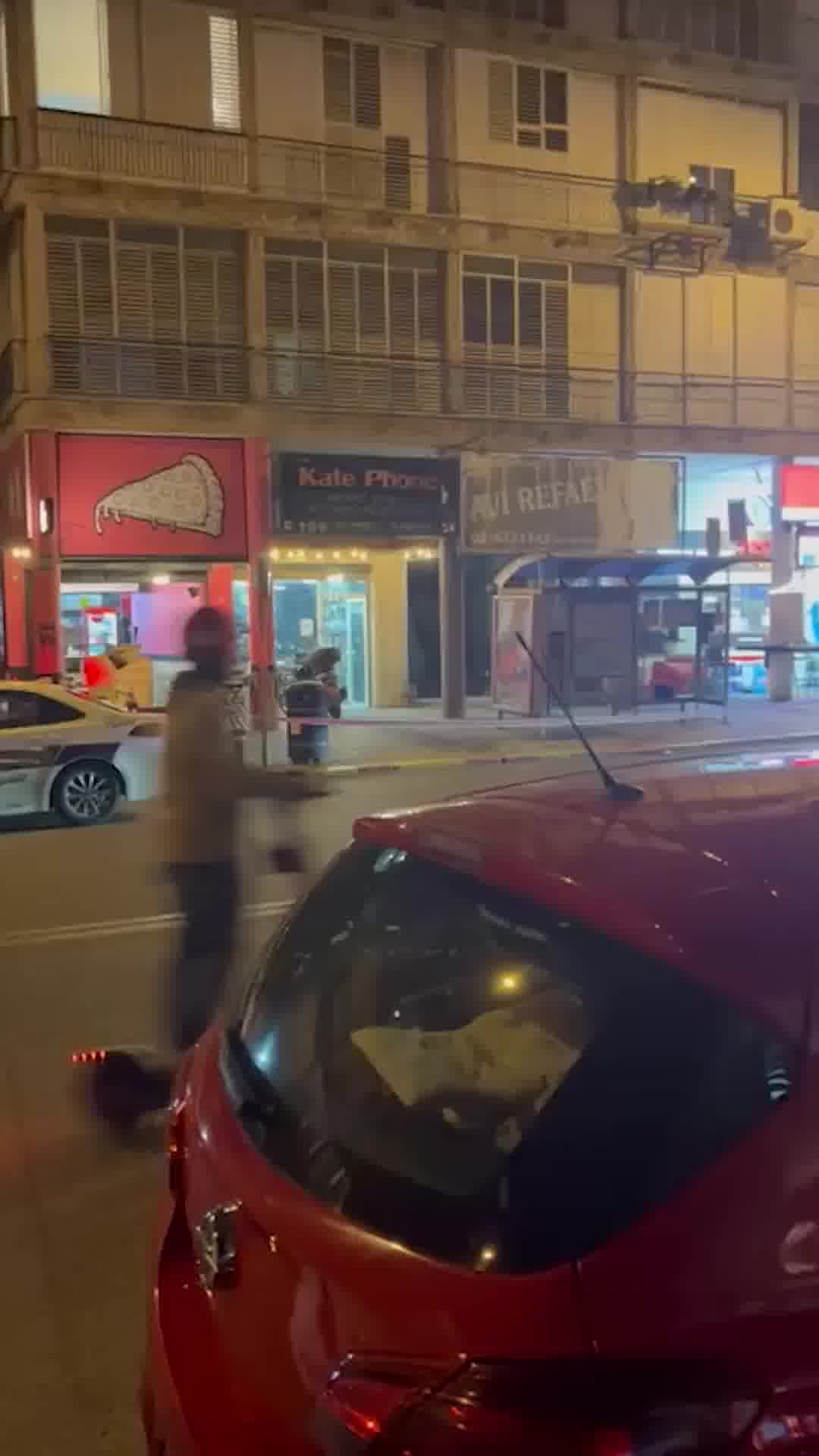 חשד לחפץ חשוד ברחוב כצנלסון בגבעתיים - כוחות משטרה בדרך למקום