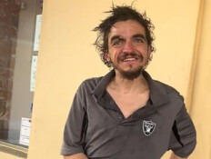 מוזנח וחסר בית: שחקן העבר בתיעוד מעורר דאגה