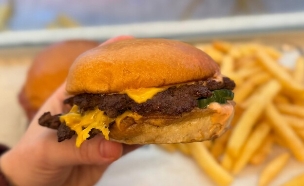 בובי קלאסי. 2 קציצות, צ'דר, חמוצים, בצל ורוטב הבית (צילום: ניצן לנגר, mako אוכל)