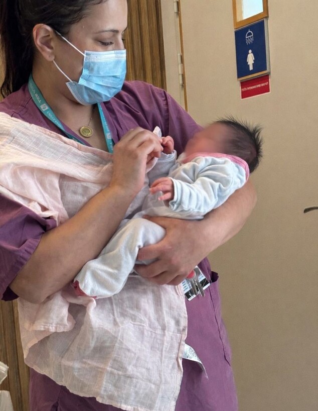 ד"ר הדיל חסונה אל גמל עם התינוקת (אחייניתה)