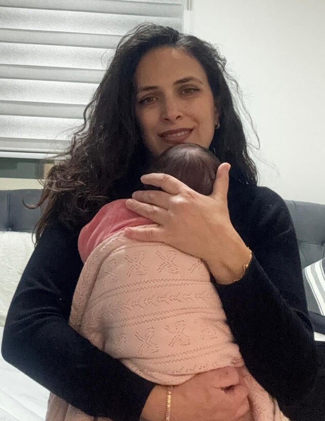 גדיר חסונה ג’בר עם בתה התינוקת