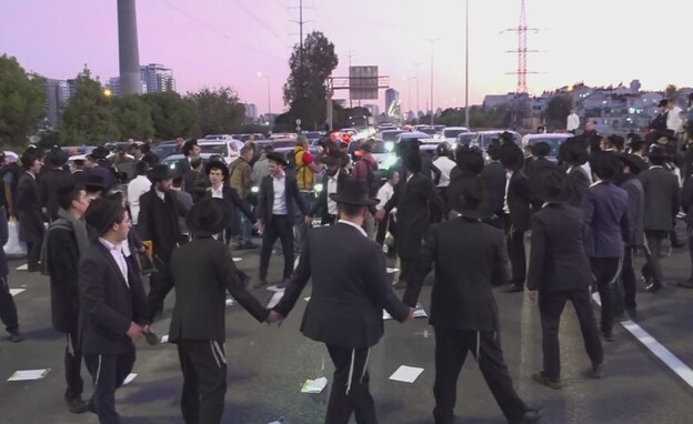 חרדים חוסמים את כביש 4 במחאה על מעצר עריק