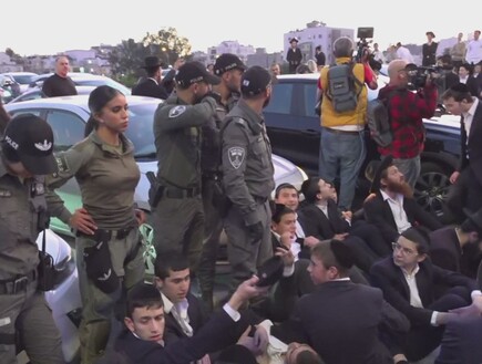 עומס כבד במרכז הארץ: חרדים קיצונים חוסמים את כביש 4