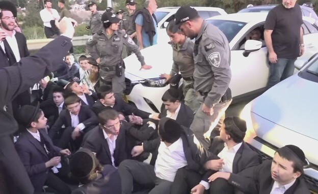 חרדים חוסמים את כביש 4 במחאה על חוק הגיוס