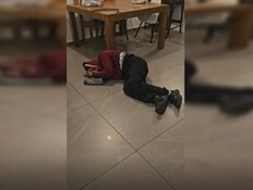 תיעוד חריג: הפורץ שוכב מחוסר הכרה בדירה בתל אביב