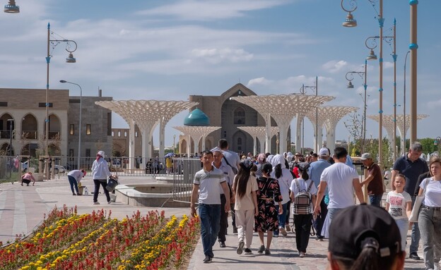 קזחסטן אנשים רחוב  (צילום: Stocker plus, shutterstock)