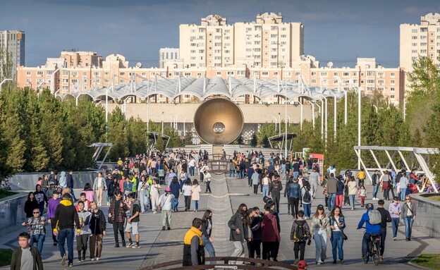 אנשים ברחוב אסטנה קזחסטן