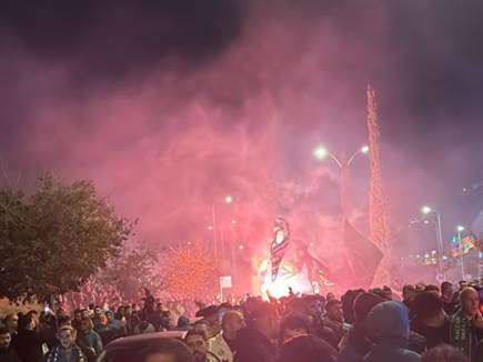 עשרות אבוקות הודלקו