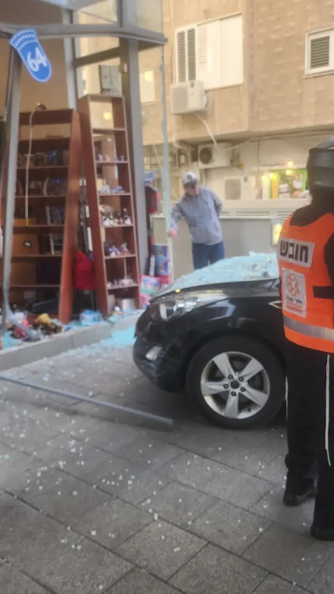 אישה בת 70 התנגשה בחזית חנות בהרצליה - פונתה במצב קל לבית החולים