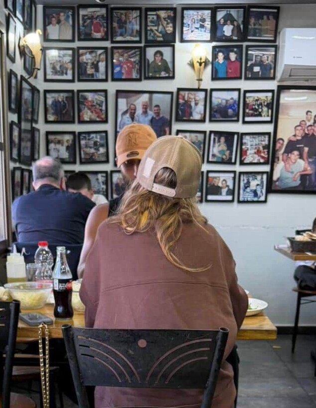 עדי הימלבלוי ובן זיני במסעדה