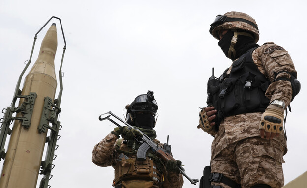 חיילים איראניים ליד טיל שיהאב 3