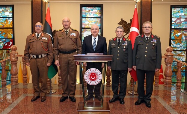 מוחמד עלי אל-חדד עם בכירים בצבא הטורקי בפגישתם היו