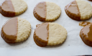 עוגיות לגננת, קרן אגם. עוגיות פריכות עם לוטוס (צילום: קרן אגם, mako אוכל)