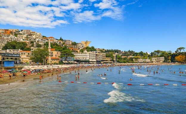 רוחצים חוף אלבניה ים