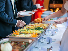 אורחים לוקחים אוכל בחתונה