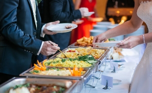 אורחים לוקחים אוכל בחתונה (אילוסטרציה: By Dafna A.meron, shutterstock)