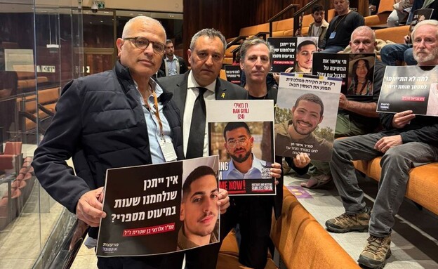 סימון דוידסון (יש עתיד) עם המשפחות השכולות