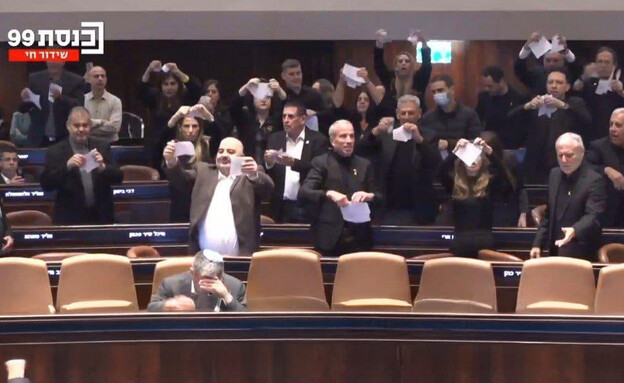 חברי האופוזיציה קורעים את הצעת החוק