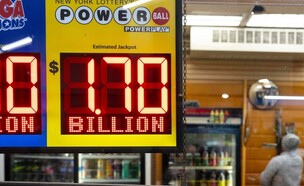 שלט על סכום הזכייה בהגרלת פאוורבל בחנות בניו יורק (צילום: ap)