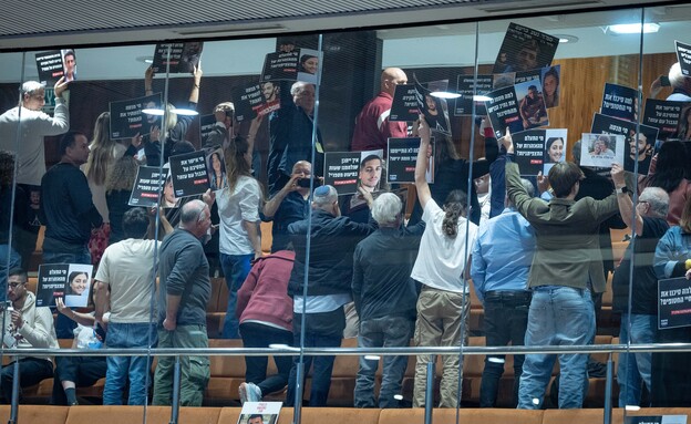 משפחות שכולות ומשפחות חטופים ביציע המליאה