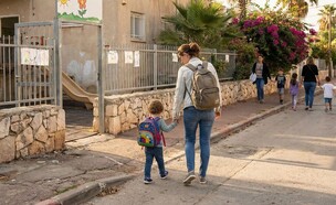 אישה בדרך לגן (צילום: gemini)