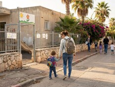 אישה בדרך לגן