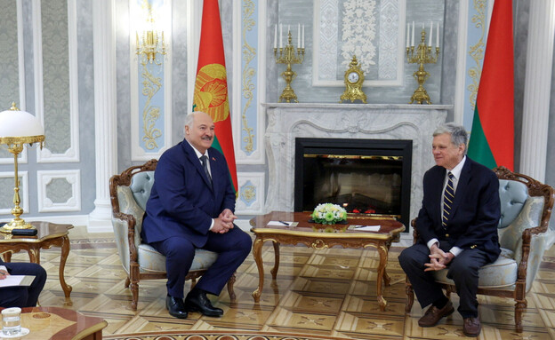 נשיא בלארוס אלכסנדר לוקשנקו עם השליח האמריקני ג'ון