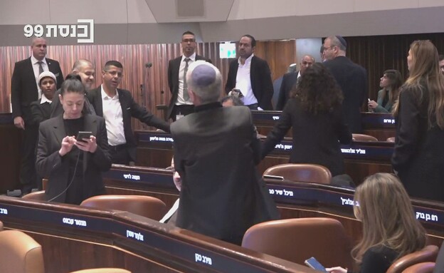 חברי הכנסת ומשפחות מועצת אוקטובר מפנים את הגב