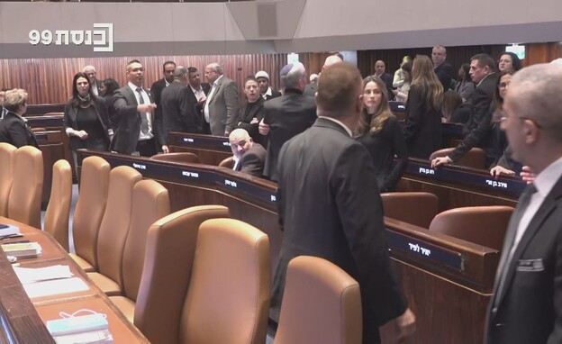 חברי הכנסת ומשפחות מועצת אוקטובר מפנים את הגב