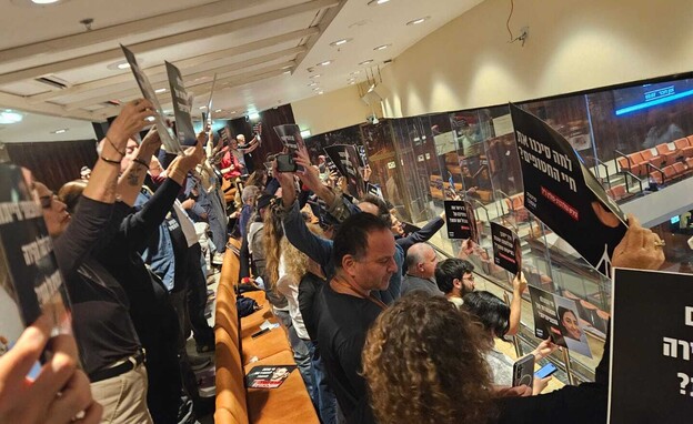 משפחות שכולות ומשפחות חטופים ביציע המליאה