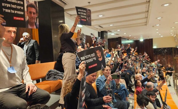 משפחות שכולות ומשפחות חטופים ביציע המליאה