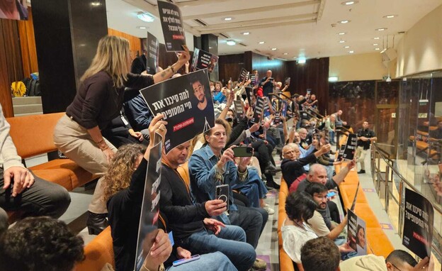 משפחות שכולות ומשפחות חטופים ביציע המליאה