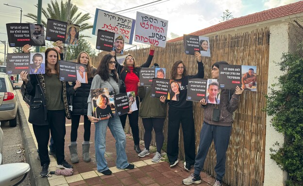מפגינים מול ביתו של גדעון סער