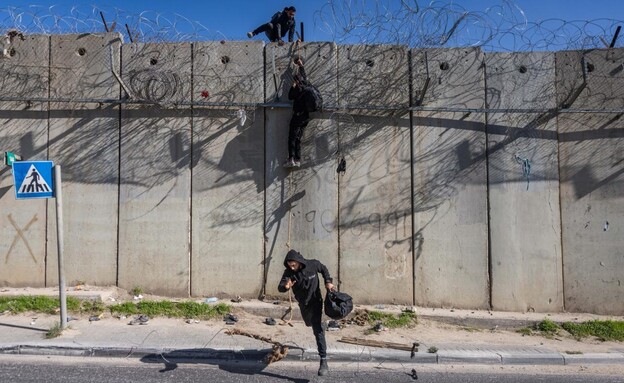 שב"חים חוצים את הגדר לירושלים