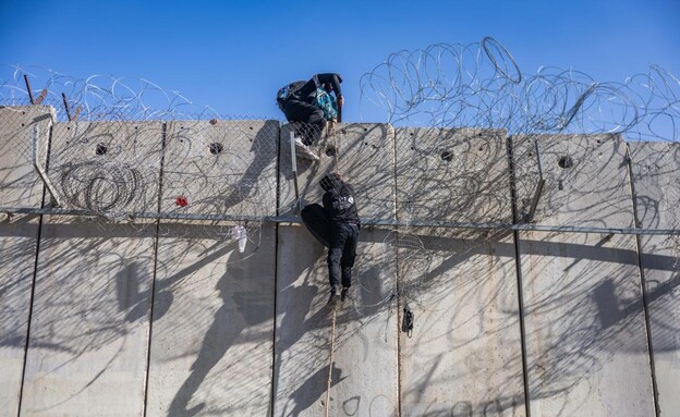 שב"חים חוצים את הגדר לירושלים