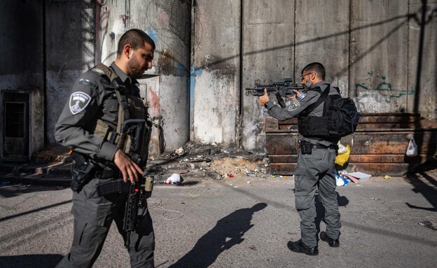 שב"חים חוצים את הגדר לירושלים