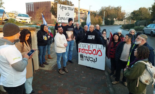 משפחות שכולות מוחות מול ביתו של עמיחי שיקלי