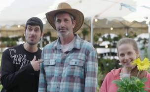 תמיר בר וגיה באר גורביץ' בפרסומת למילואימניקים (צילום: ארץ נהדרת, קשת 12)