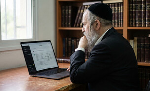 איש חרדי לומד AI  (צילום: AI)