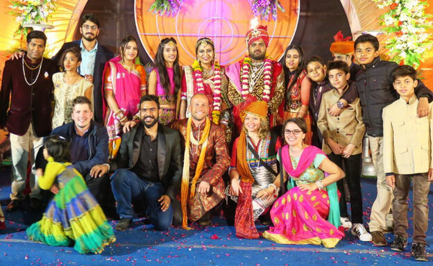 תיירים ואורחים בחתונה מסורתית בהודו