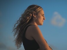 הסיפור של רומי מחייב לשאול שאלה נוספת, מלבד מה היא עברה