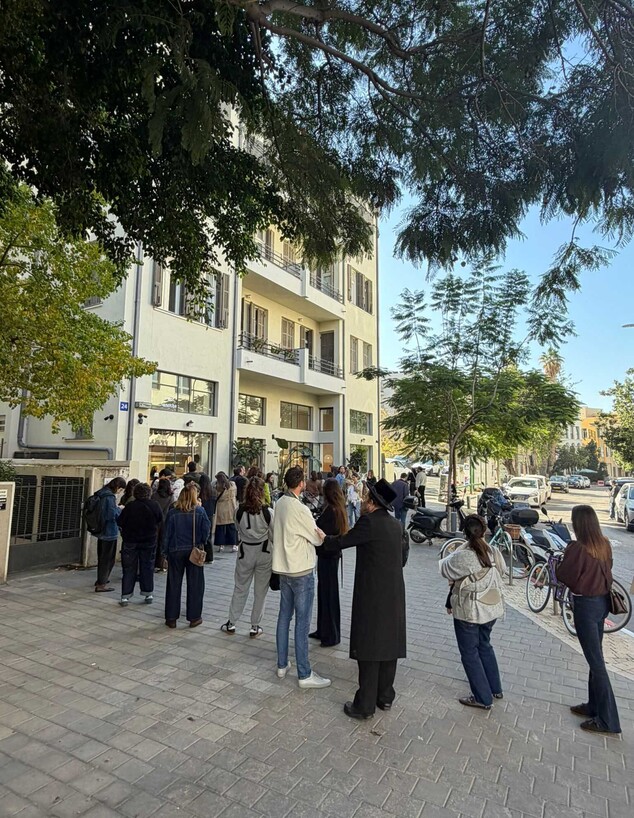 פראט ליבינג סייל