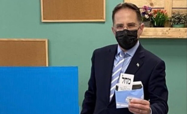 צחי ברוורמן עם פתק ההצבעה לליכוד בקלפי בניגוד לנהלים