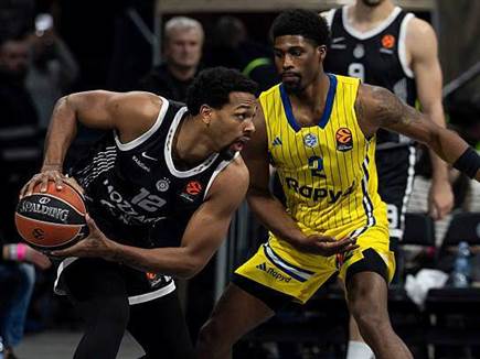 כשגם קלארק ממשיך להציג יכולת טובה (Credit: Maccabi Rapyd Tel Aviv)